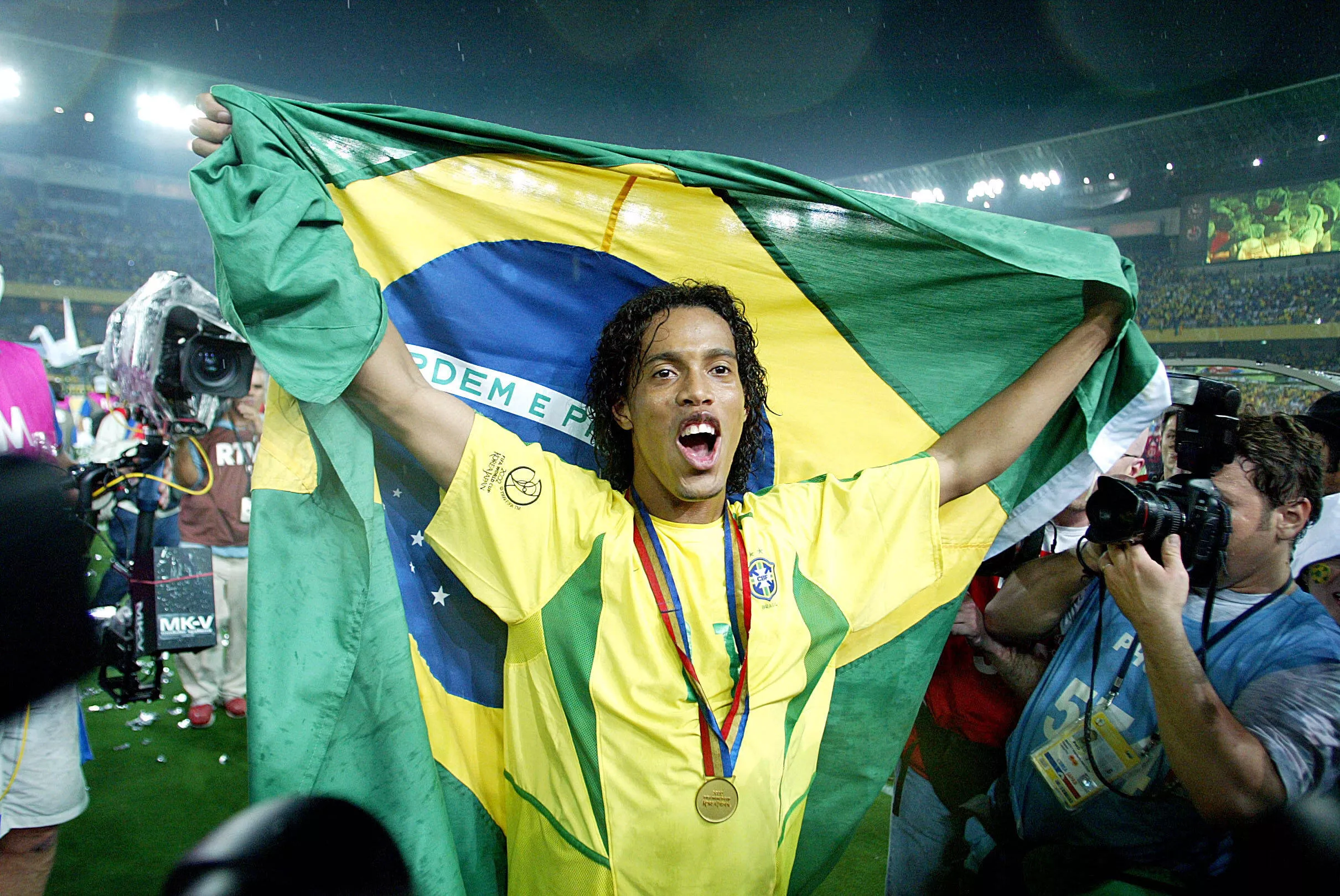 Ronaldinho con la bandera de Brasil